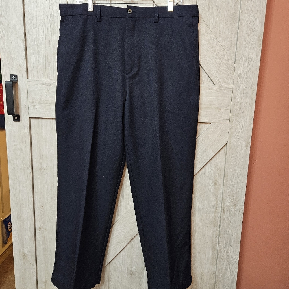 Haggar Men’s Black Classic Fit Dress Pants Size 38x30